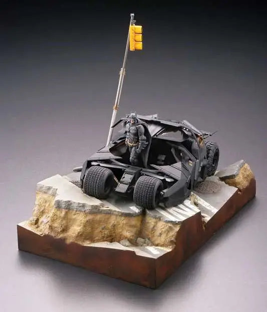 [PREORDINE] The Dark Knight Trilogy Legacy Batmobile Tumbler Diorama Kaiyodo