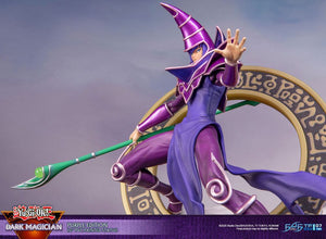 [PREORDINE] Statua Yu-Gi-Oh! Dark Magician Versione Viola 29 cm - First 4 Figures - Statue