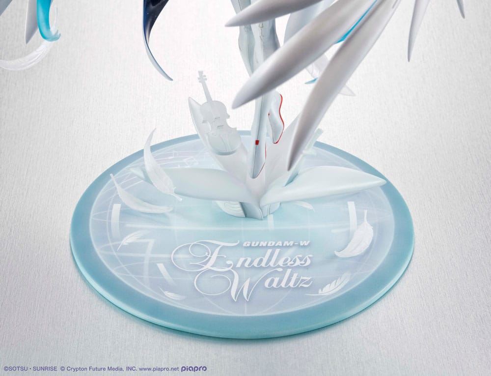 [PREORDINE] Mobile Suit Gundam x Hatsune Miku Statua PVC Lucrea - 45° Anniversario Wing Gundam Zero EW 27 cm - Megahouse - Statue