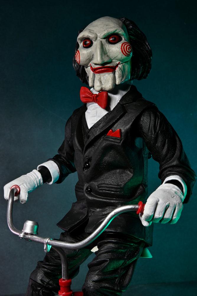 [PREORDINE] Action Figure Saw Billy con Triciclo 30 cm - NECA - Action figures: 30 cm