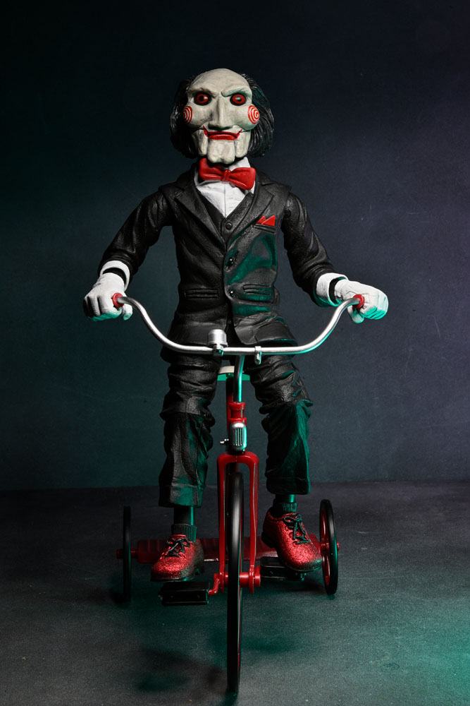 [PREORDINE] Action Figure Saw Billy con Triciclo 30 cm - NECA - Action figures: 30 cm