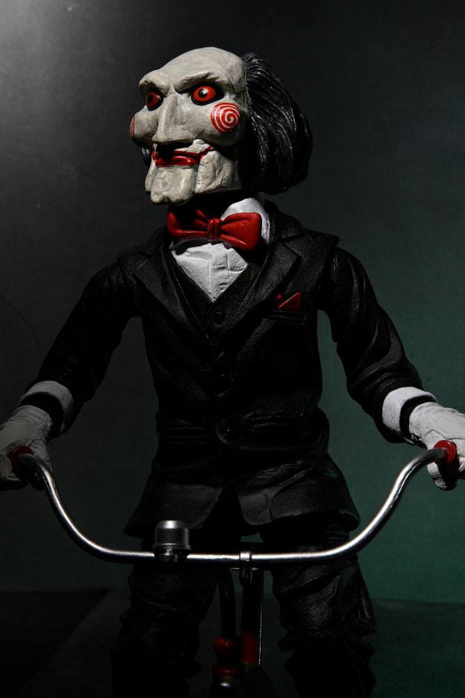 [PREORDINE] Action Figure Saw Billy con Triciclo 30 cm - NECA - Action figures: 30 cm