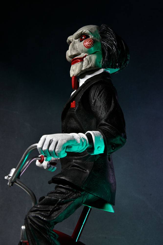 [PREORDINE] Action Figure Saw Billy con Triciclo 30 cm - NECA - Action figures: 30 cm