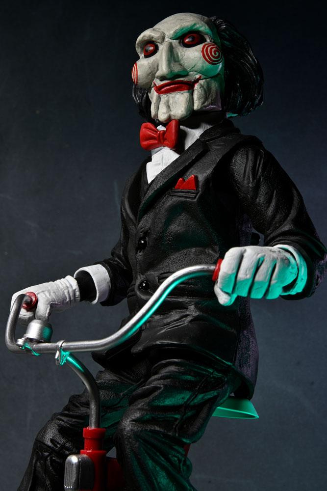 [PREORDINE] Action Figure Saw Billy con Triciclo 30 cm - NECA - Action figures: 30 cm